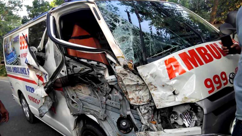 বেনাপোল মহাসড়কে অ্যাম্বুলেন্স-ভ্যান সংঘর্ষে নিহত ৩